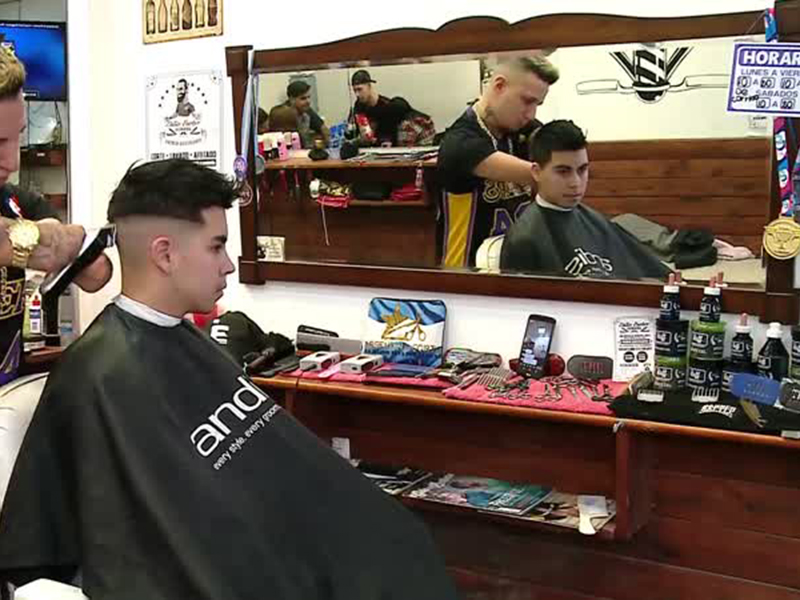 بالفيديو: حلاق شهير بلا يدين!